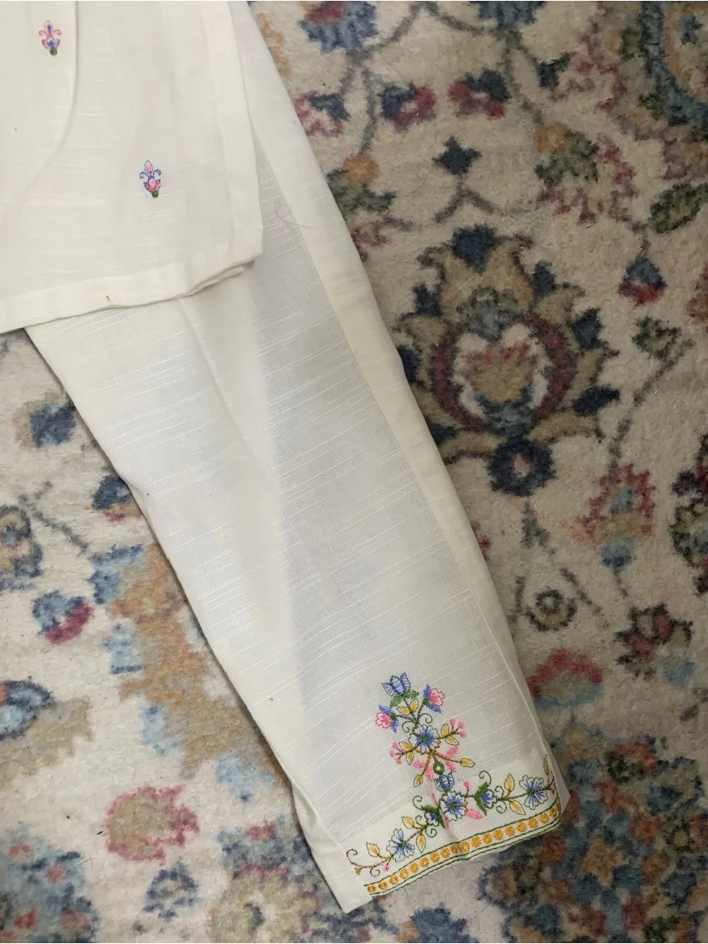 NWT Minnie minions Embroidered 2 piece kurta shalwar Set off white size 8-9 girl